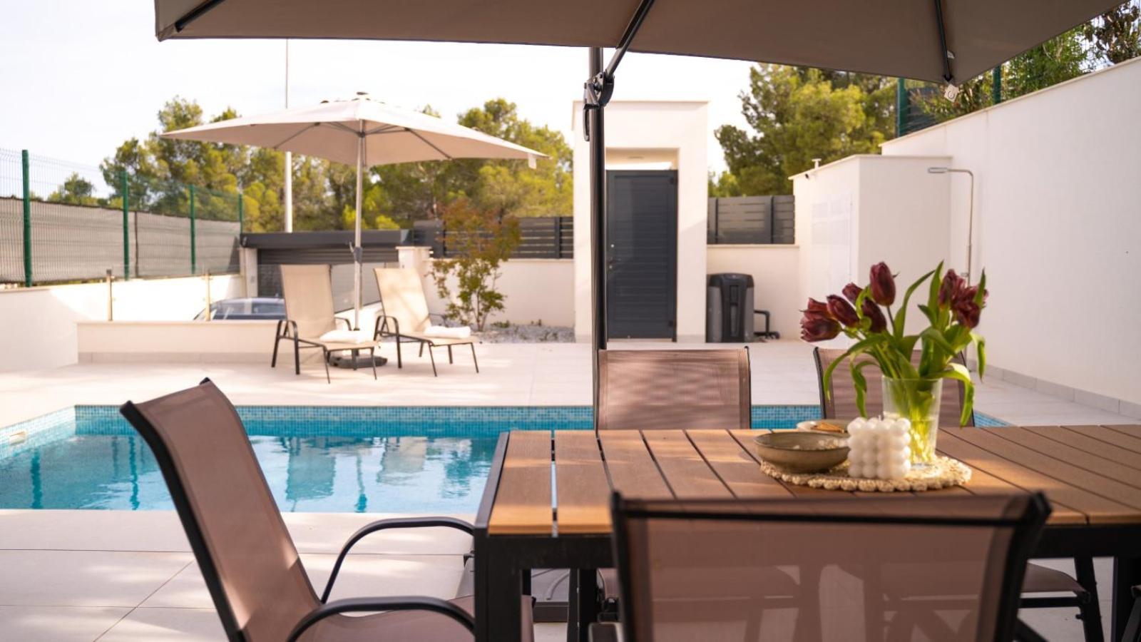 Amberes Apartment, A Stylish Villa's Independent Downstairs With Private Swimming Pool And Terrace